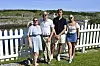 De har skapt sitt eget paradis ut av en ruin: Jørn Otto og Lill Tove Røed med tvillingene Dina og Otto.