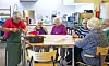 Jorunn Lervik, Dalma Dolmen, Aslaug Tangen, Dagny Skeie, Dagmar Haug og Aud Møllervik (med ryggen til) samlet seg for å lage potetkaker.