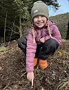Laura Sofie viser hvor hun fant hestehoven.