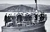 Dette bildet er fra gravferden til lensmann Arnold Fossem som mistet livet under en trefning i Urvollan 1942. Båten som frakter følget er 'Tennar'.