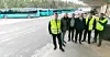 Formannskapsmedlem Petter Stevik (nr. 2 fra venstre) besøkte Vys avdeling i Ytre Namdal og fikk med seg bussjåførene på laget for å bidra til at alle skoleelever i Nærøysund bruker refleks på vei til skolen.