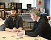 Eirik Ulsund (t.h) går gjennom reglene med Geir Vidar Nubdal før de setter i gang med et spill der både strategi og pokerfjes er viktig.