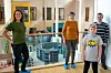 Rektor på Kolvereid skole Unni Berit Finne, biblioteksjef Gerd Torild Aune og kulturskolerektor Øyvind Nordstrand. Foran står sjetteklassingen Robin Tømmermo, en av elevrepresentantene.