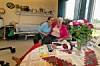 Beboer Elsa Langstrand har funnet seg godt til rette på sitt nye rom. Hun skryter av Lisbeth Anett Kvarsvik og de andre ansattes innsats for beboerne.
