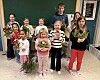 Det var god spredning i alder på juleverksted med Barnas hagelag. Fra venstre bak: Hanna Ramstad, Fie Walaunet, Patrik Skreddernes, Trygve Ramstad og Mathilde Ramstad. Foran fra venstre: Lotte Walaunet, Bitanya Afwerku, Othelie Moen Haug, Amanda Vannebo og Laura Sofie Stylo.