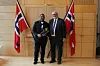 Bemnet Semere Asfaha kom til Norge i 2010 fra Eritrea. For tre år siden flyttet han til Vikna kommune. I helga deltok han, og rundt 25 andre, på statsborgerseremonien på statens hus. Her sammen med fylkesmann Frank Jenssen.