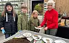 Fra venstre: Mathilde Ramstad, Mathias og Mari Storsve Hammer og Oddrun Hagan er klare for å så årets sommerblomster - og kanskje noen sukkererter.