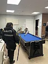 Politiet spiller biljard med ungdommene.