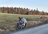 Bilen ble liggende på siden etter utforkjøringen.