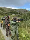 Ida Sæternes Kongsmo skyter her stående i lag med Reinert Knoff, Olav Myhre og Eirik Sørgård.