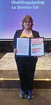 Kirsti viser fram det synlige bevis på sin andreplass.