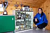 Hanne Marø viser beviset på at Nærøy IL har flinke fotballspillere. Flere av pokalene var fra 80-tallet.