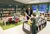 Elevene setter stor pris på å besøke Anette på biblioteket.