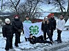 Anna og Frode Setran er glade for samarbeidet med Lauga 4H. Her er de sammen med 4H-erne som sitter i styret. Fra venstre: Hanna Ramstad (kasserer), Liam Hatland (leder), Anna Setran, Selma Berg (vara), Frode Setran, Nahier Yemane (styremedlem) og liggende Mathilde Ramstad (nestleder).