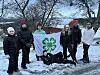 Anna og Frode Setran er glade for samarbeidet med Lauga 4H. Her er de sammen med 4H-erne som sitter i styret. Fra venstre: Hanna Ramstad (kasserer), Liam Hatland (leder), Anna Setran, Selma Berg (vara), Frode Setran, Nahier Yemane (styremedlem) og liggende Mathilde Ramstad (nestleder).