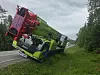 Mobilkrana på bildet kjørte utfor E6 ved Namsskogan i dag. I natt skal den fraktes bort. E6 blir stengt mens arbeidet pågår.