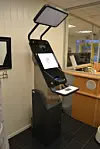 Maskinen fungerer sånn at man bare trenger å stå foran den. Den vil justere høyde via å se etter øynene dine. Er man under 140 centimeter må man stå på noe. Men alt i alt er det et mye enklere system.