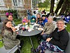 Koste seg i hagen: Zena Wao Hellesø, Gema Hellesø, Evy Wao Hellesø, Daniel Paasche Seo, May-Lise Paasche Seo, Jakob Seo, Jimmy Seo og Elin Paasche Brandtzæg.
