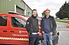 Brannsjef i Nærøysund Martin Øie Lauten påpeker viktigheten med brannvern, og varaordfører Terje Settenøy hører nøye etter og ikler seg nødvendig verneutstyr i form av brannhjelm.