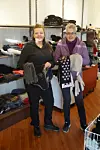 Agnes Beate og Tove Hamland plasserer varene i butikken.