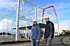 Are Brekk, konsernsjef i Moen Marin Group, og Ivar Sandneseng, daglig leder i Mekon AS foran næringsbygget som er under oppføring.