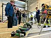 Odin Røtting viser fram ulike typer utstyr for ungdomsskoleelevene.