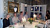Vertskapet, Lill Tove og Jørn-Otto Røed, disket opp med hjortecarpaccio, rypesuppe, rypebryst, trollkrem og godt sprudlevann. Her med familie og venner.