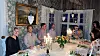 Vertskapet, Lill Tove og Jørn-Otto Røed, disket opp med hjortecarpaccio, rypesuppe, rypebryst, trollkrem og godt sprudlevann. Her med familie og venner.