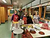 Marianne Berg-Hansen, Jan Aage Ekholm, Torlaug Ulrichsen, Eli Horsberg og Julie Lian Tveråmo under forberedelsene til førjulsmåltidet.
