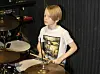 Taktmester og yngstemann, Olav Avelsgaard, har god kontroll på stikker og band fra sin bakerste plass i studio.