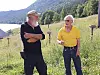 Erling Alsli har drevet med båtbygging i mange tiår. Her i samtale med Håvard Bergerud.