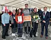 Bindal kystlag er tildelt Bindal kommunes kulturpris for 2025. Fra venstre Kristine Kjeldsand, Aud Olsen, Hege Skoglund, Svein Kolsvik og Eva Otervik Vatnan. Ordfører Frode Næsvold til høyre.