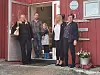 Mona Fagerås, Aleksander Lundseng med datteren Maja, Gunnhild Gutvik og Anita Vassli i døra til Kjella barnehage, hjertet i bygda.