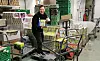 Martin henter flere varer på lageret. Han trives godt med jobben på Spar, det er tommel opp til de aller fleste arbeidsoppgaver.
