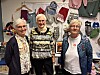 Marianne Wendelbo, Kirsten Øiangen og Aud Strøm selger lodd for Kolvereid sanitetsforening. Kirsten er kasserer, og er spent på hvor mye de får inn.