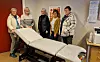 Her er den nye undersøkelsesbenken donert av Sanitetskvinnene på Kolvereid. Bak fra venstre: Aud Strøm, Jordmor Heidi Klingen Lauten, Aud Lynum Finne, Anita Marø og Gunn Aarvik