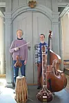 De to musikerne trakterer mange fosrskjellige instrumenter.