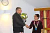 Kommunedirektør Knut Toresen fikk en blomsterhilsen fra avtroppende ordfører Britt Helstad, som en takk for godt samarbeid.