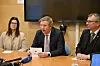Holdt pressekonferanse: Andrea Nogva (H), ordfører Amund Hellesø og varaordfører Terje Settenøy (Frp)