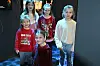 Bak fra venstre: Amanda (8) og Kaja (8). Foran fra venstre: Gustav (4), Marie (8) og Thea (7). Disse hadde laget julekuler og benyttet anledningen til å se på utstillingen på Norveg.