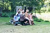 Svanhild forteller de andre barna om sine opplevelser i ørnas klør og på fjellhylla.