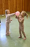 Lek og samspill i gymsalen: Barna tar i bruk rommet til fri lek og aktiviteter.