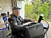 Herold Settnøy (straks 90) gjør seg klar til å skyte.