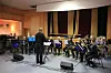 Fønix skole og ungdomskorps med sin dirigent Eivind Sommerseth på vårkonserten i Toppen forsamlingshus i år.