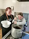 Thea Tverraas og Emma Johnsen forbereder middagen til sine gjester.