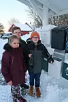 – Hundebæsj i postkassa er ikke morsomt, sier Toril Sofie, Vegar Mathias og Odin Andre Tangen.