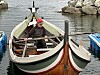Oddvind Hagen bukserer 'Solsiglar' på plass i småbåthavna.