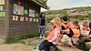 Konservator Kristin Kjønsø har laget innholdet på de nye plakatene og på åpningen fortalte hun barn fra Steinalderskogen barnehage litt om vikingehistorien på Ryum.