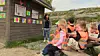 Konservator Kristin Kjønsø har laget innholdet på de nye plakatene og på åpningen fortalte hun barn fra Steinalderskogen barnehage litt om vikingehistorien på Ryum.
