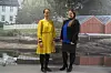 Kvinnene står sterkt i regionen. Her er avtroppende banksjef Beate Skillingstad og påtroppende banksjef Sunniva Nicolaisen foran veggen i SMNs kontor i Rørvik som viser at banken er lokalt forankret.